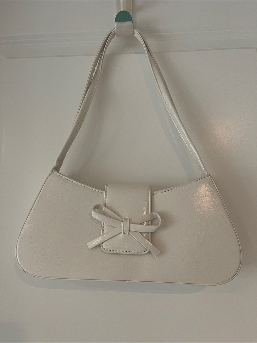 White Bow Accent Shoulder Bag